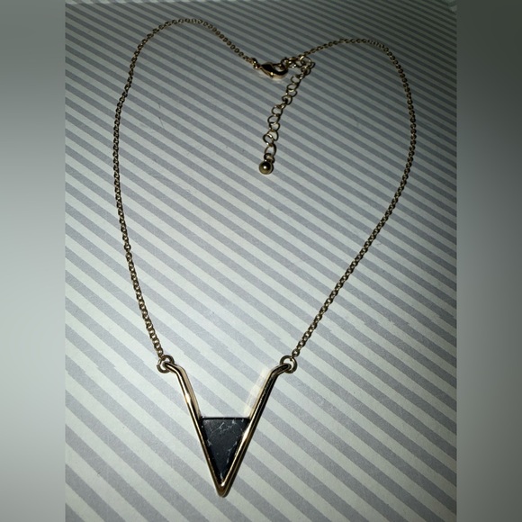 Source Unknown Goldtone and Black V-Pendant Necklace - Picture 2 of 9